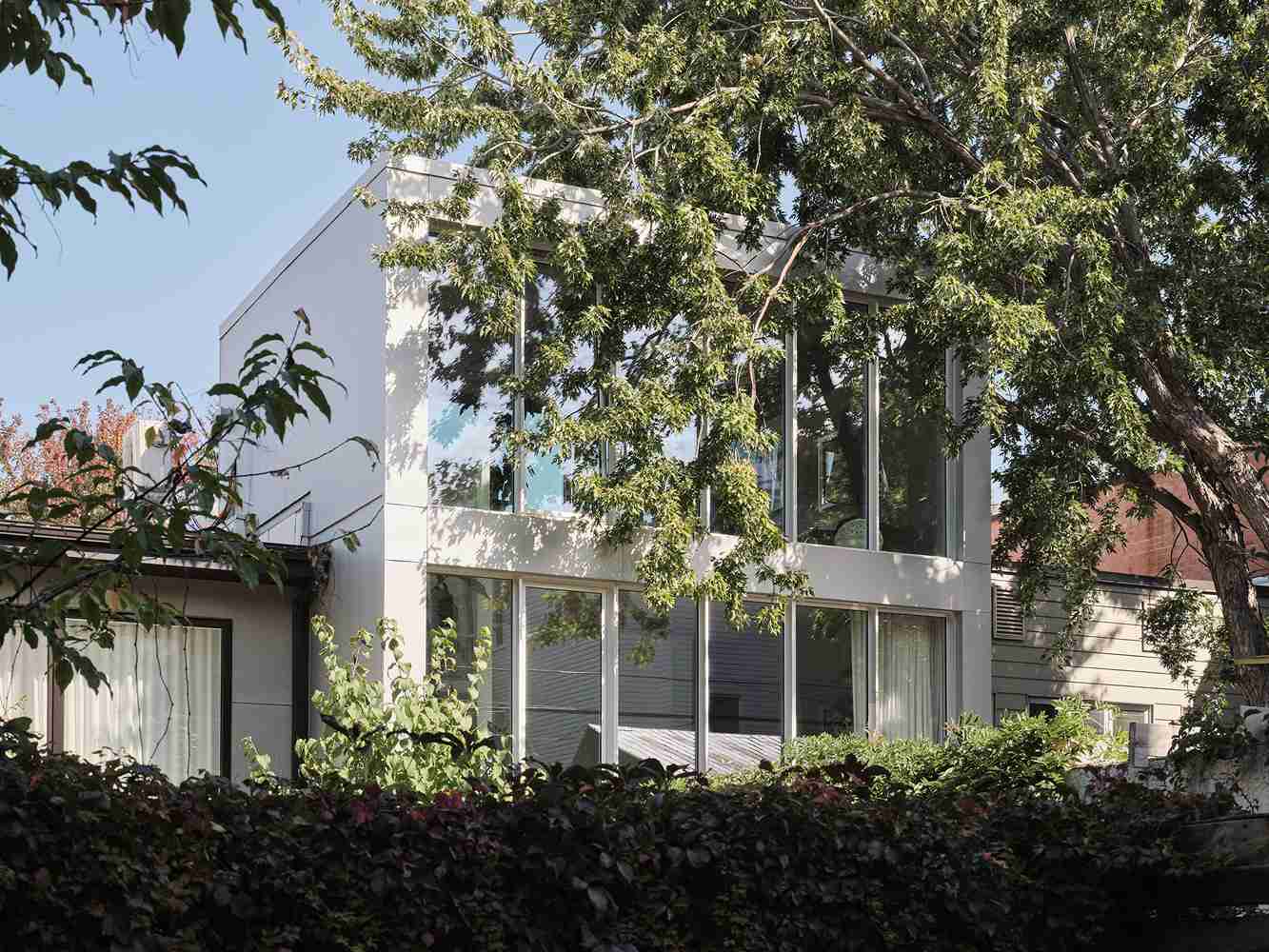 Rumah Beton Modern dengan Sentuhan Alam yang Sejuk