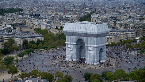 Curi Perhatian! Arc de Triomphe Dibungkus Oleh Dua Seniman