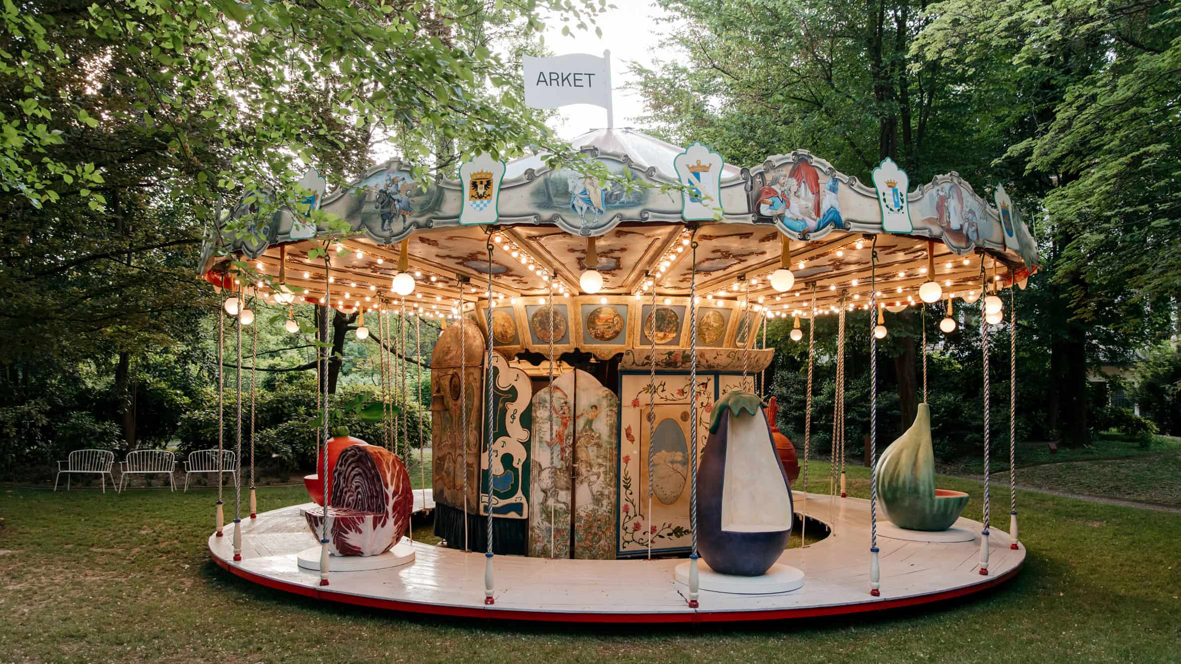 Seru & Unik! Instalasi Buah Raksasa Hadir di Milan