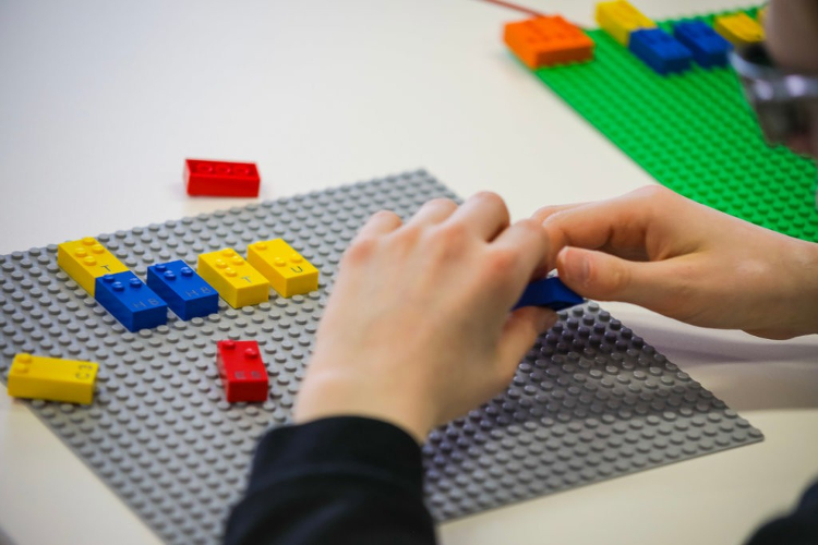 Belajar dan Bermain menggunakan Lego Braille