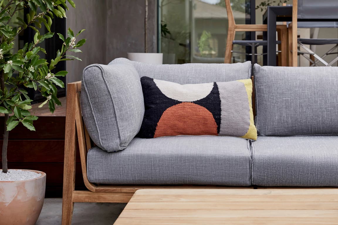 Pilih Sofa Teras Minimalis, Area Luar Jadi Estetis