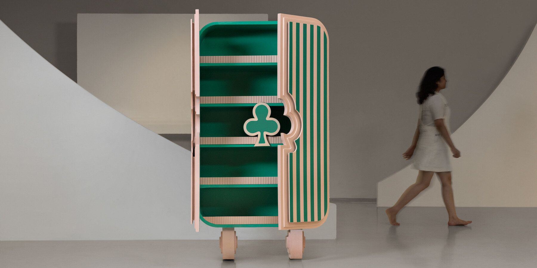 Atelier Arunika Sulap Permainan Remi Jadi Furnitur Artistik
