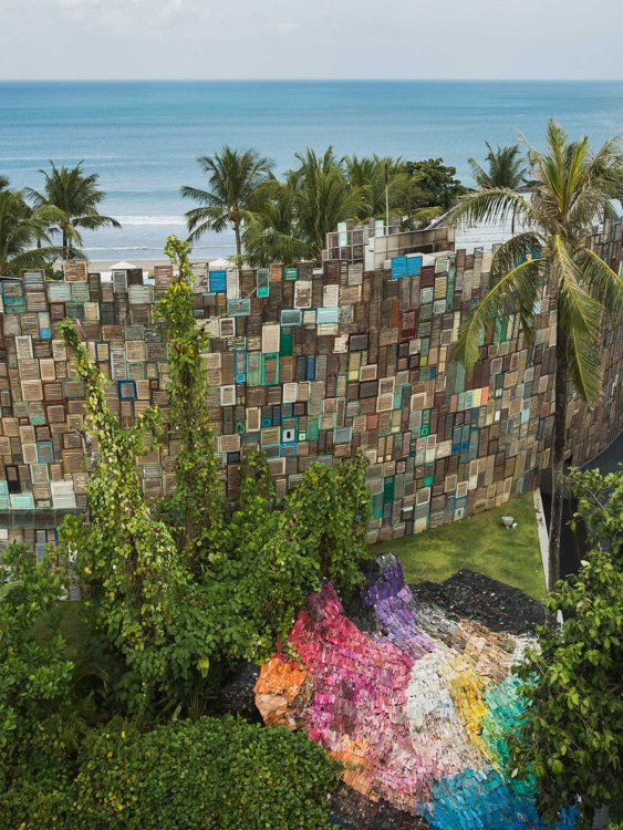 5.000 Sampah Sandal Dipamerkan di Desa Potato Head