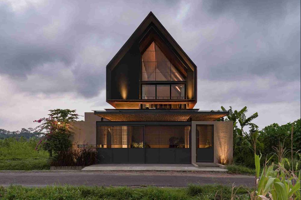 Sand and Soil Villa: Oase Tropis dan Relaxing di Tengah Kota