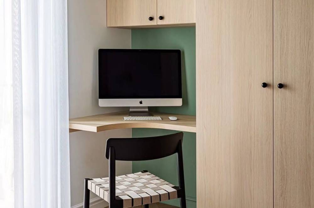 Punya Kamar Kecil? Coba 7 Model Meja Belajar Ini
