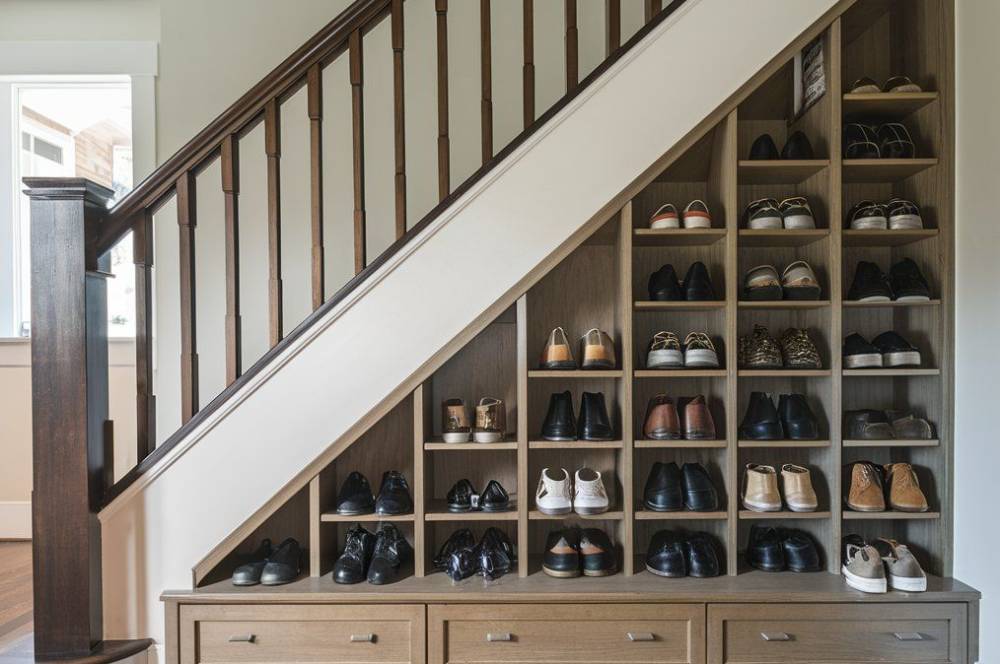 Hemat Tempat! 8 Model Rak Sepatu Bawah Tangga yang Minimalis