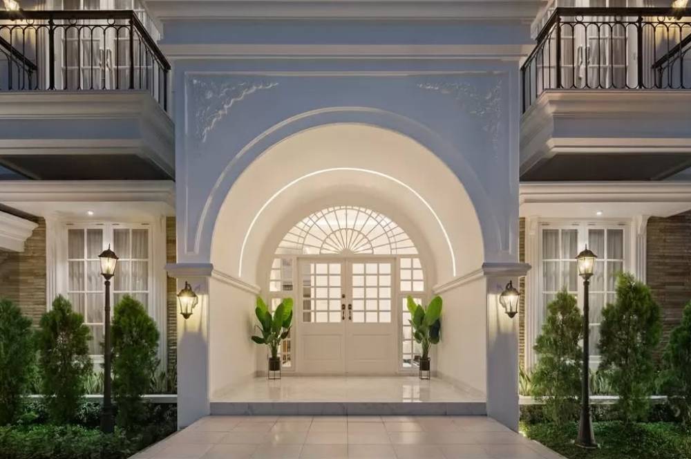 4 Desain Rumah Klasik Modern 2 Lantai Terbaru, Patut Ditiru!