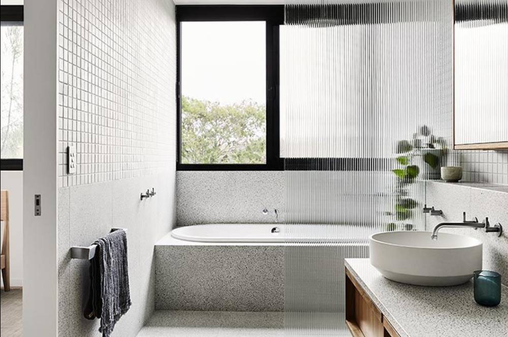 7 Inspirasi Kombinasi Tiga Warna Keramik untuk Kamar Mandi