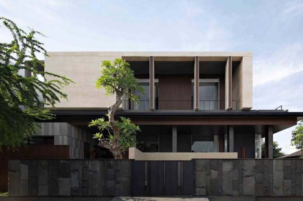 Desain Fasad Rumah 2 Lantai Modern Tropis, Tampil Menawan