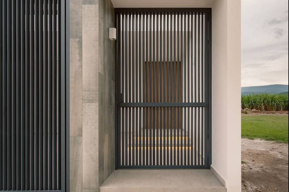 Bikin Rumah Aman! 7 Model Teralis Pintu Satu yang Stylish