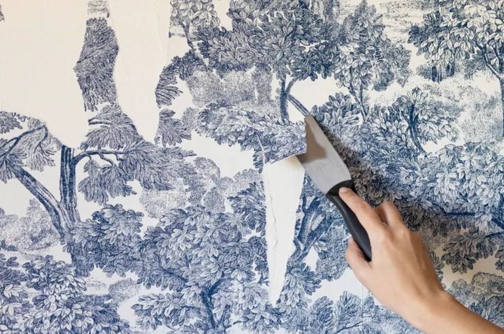 9 Cara Melepas Wallpaper Lama agar Dinding Tetap Mulus