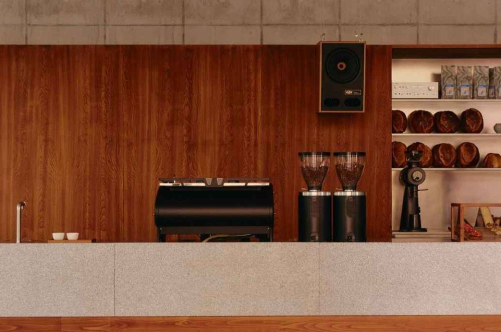Interior Acid Cafe Berlin Padukan Baja dan Elemen Kayu