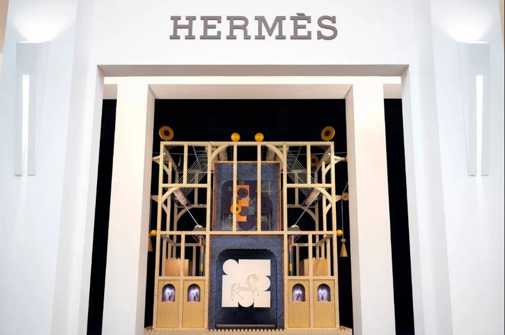 Hermès Tampilkan Jam Tangan Lewat Panggung Instalasi Teater