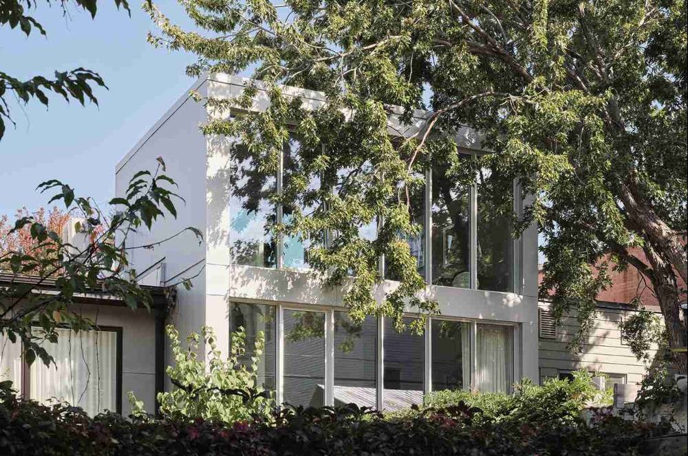 Rumah Beton Modern dengan Sentuhan Alam yang Sejuk