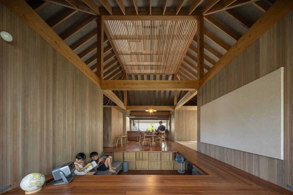 Di Bawah Atap Besar: Hunian yang Menafsirkan Tradisi Lokal