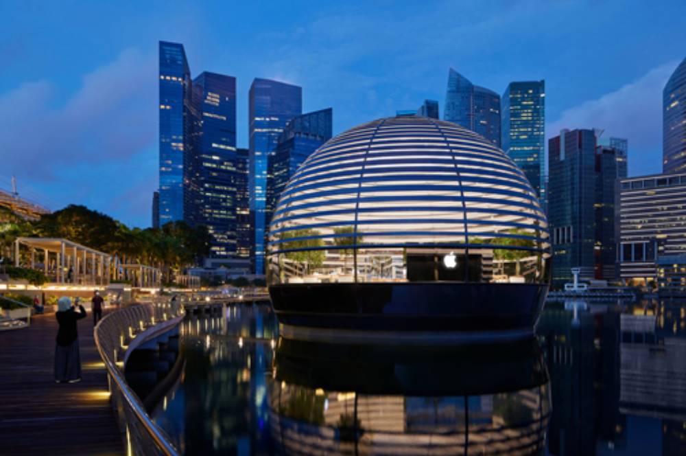 Apple Buat Bola Raksasa Mengapung Di Teluk Singapura