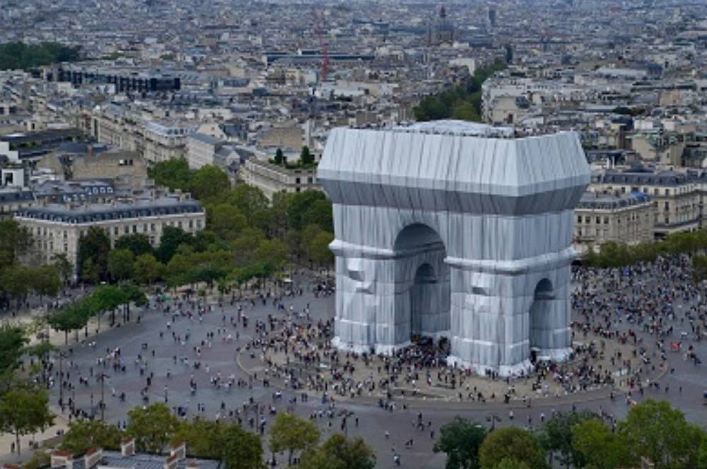 Curi Perhatian! Arc de Triomphe Dibungkus Oleh Dua Seniman