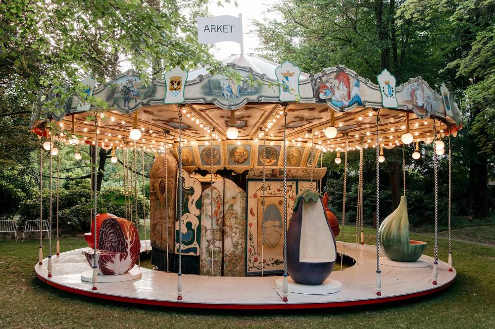 Seru & Unik! Instalasi Buah Raksasa Hadir di Milan