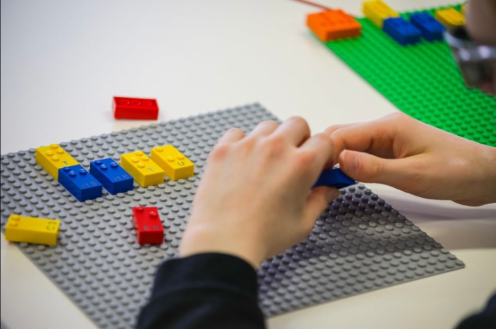 Belajar dan Bermain menggunakan Lego Braille