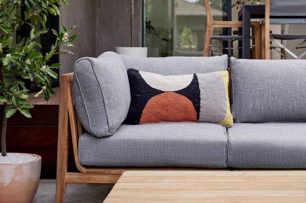 Pilih Sofa Teras Minimalis, Area Luar Jadi Estetis