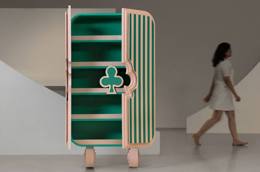 Atelier Arunika Sulap Permainan Remi Jadi Furnitur Artistik