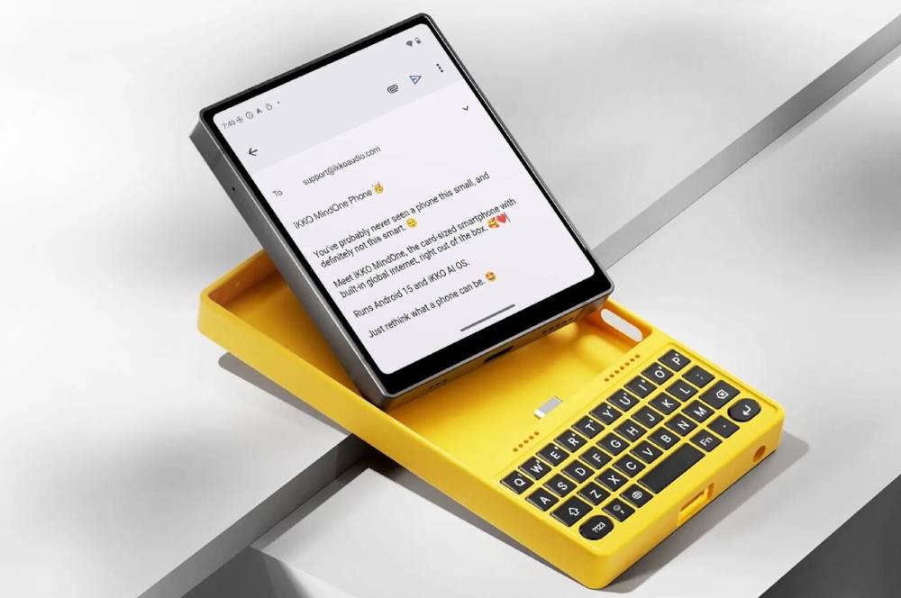 Smartphone Sekecil Kartu Kembali Hadirkan Sensasi Mengetik