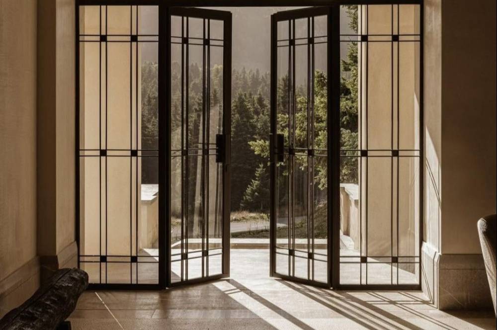 5 Model Teralis Pintu 2 Daun Terbaru, Aman & Estetis