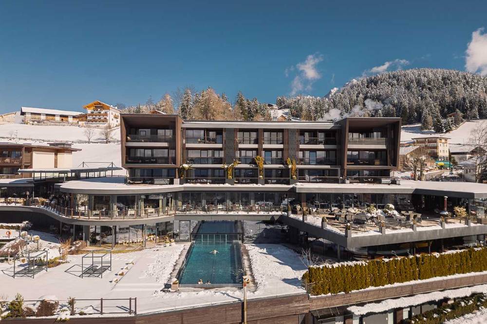 Hotel Ini Sajikan Pemandangan Pegunungan Italia yang Berbeda