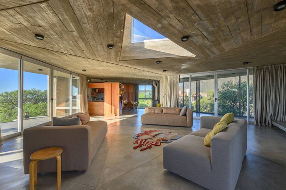 Unik, Ada Rumah Beton dengan Skylight Segitiga di Argentina!