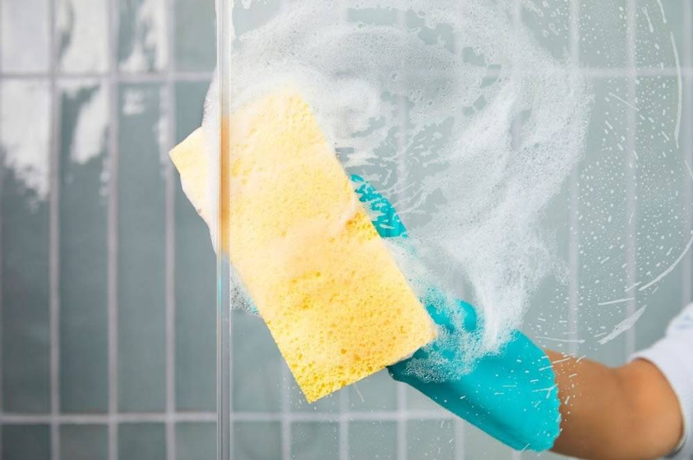 Kaca Shower Buram? Ini 9 Cara Membersihkannya agar Bening