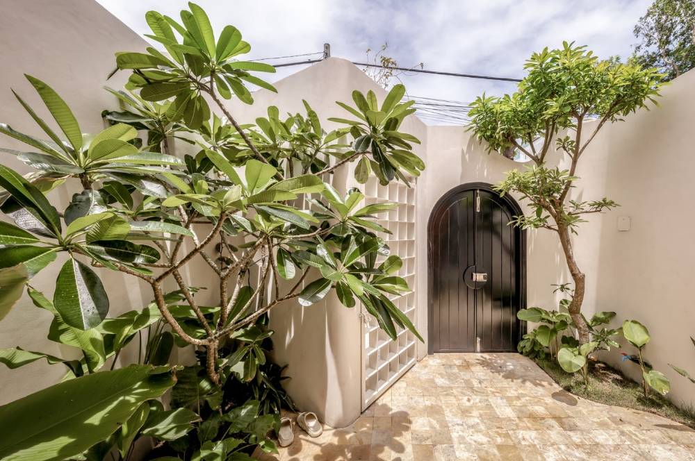 Manfaatkan Lahan Sempit, Rumah Ini Punya 7 Taman Mungil