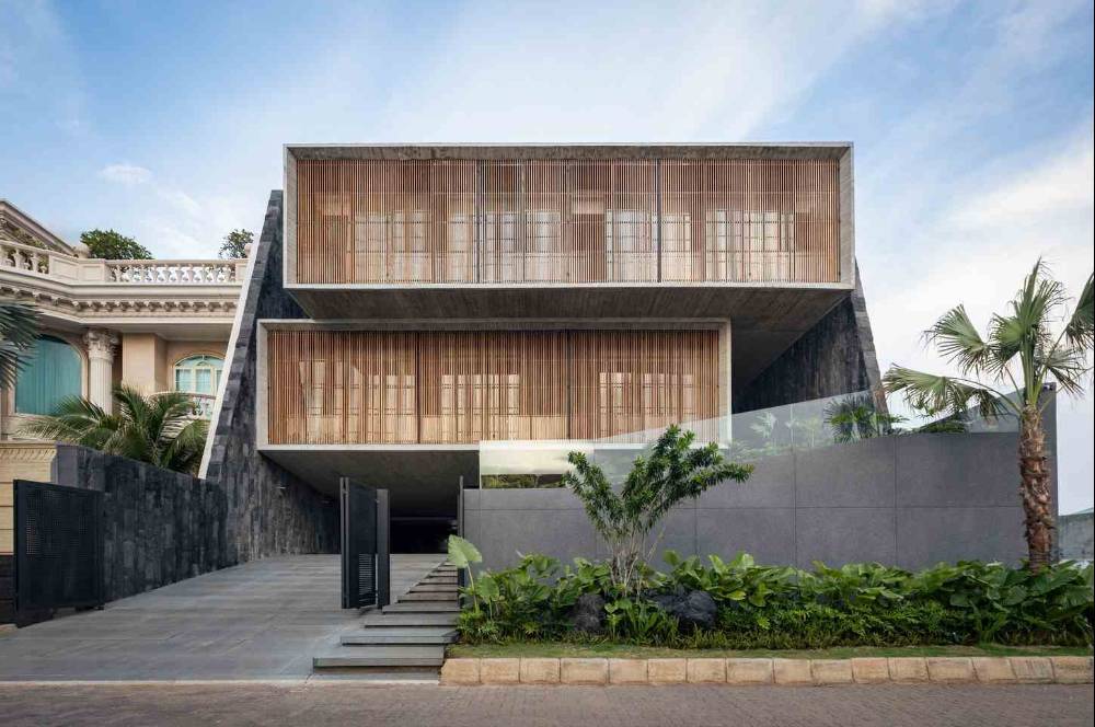 Intip Rumah Tropis Elegan di Jakarta dengan View Laut