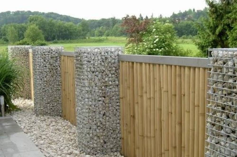 7 Ide Cantik Pagar Rumah Tropis Sederhana dari Bambu