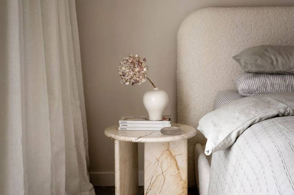 6 Cara Terbaik Merapikan Meja Samping Tempat Tidur