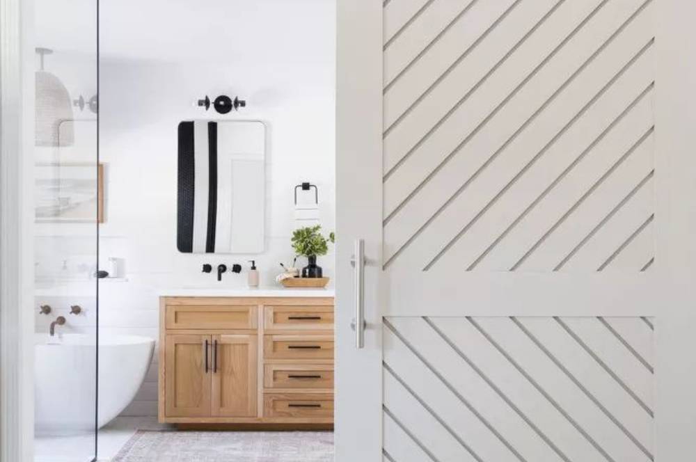 6 Inspirasi Pintu Kamar Mandi Aesthetic untuk Tampilan Modis