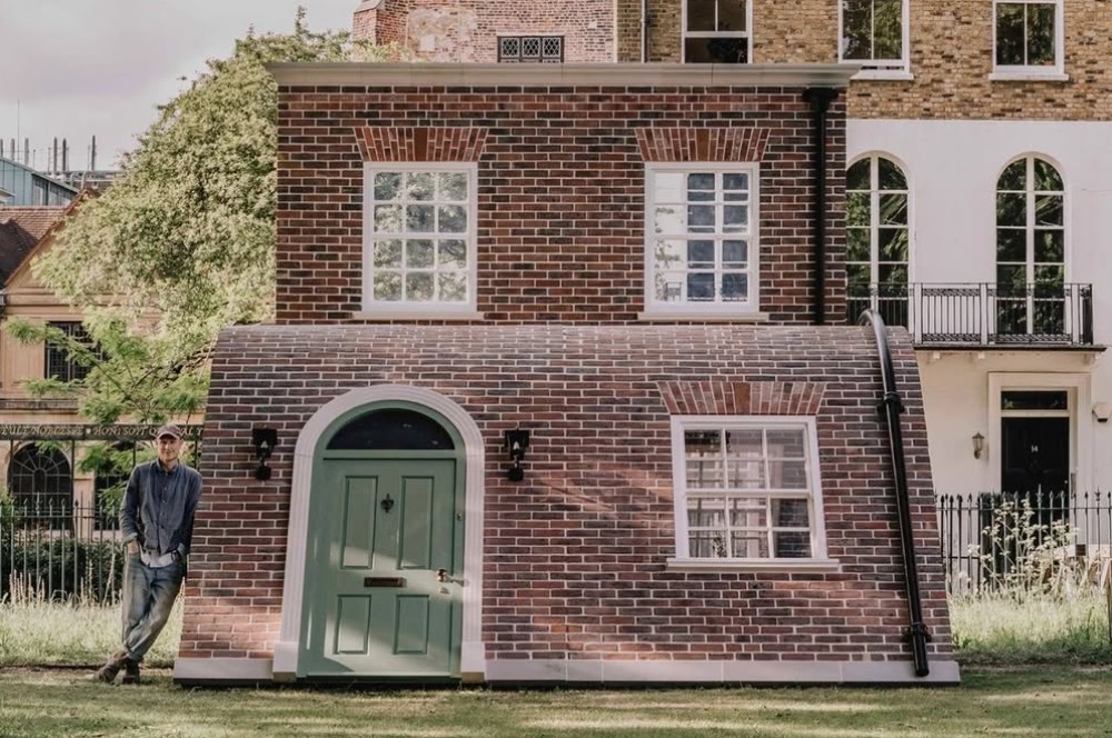 Sebuah Rumah yang “Duduk” di Tengah Kota London