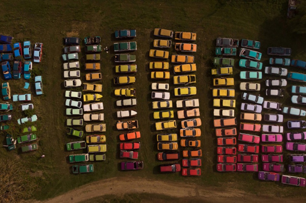 Instalasi Seni Ini Mengubah Mobil Menjadi Color Chart