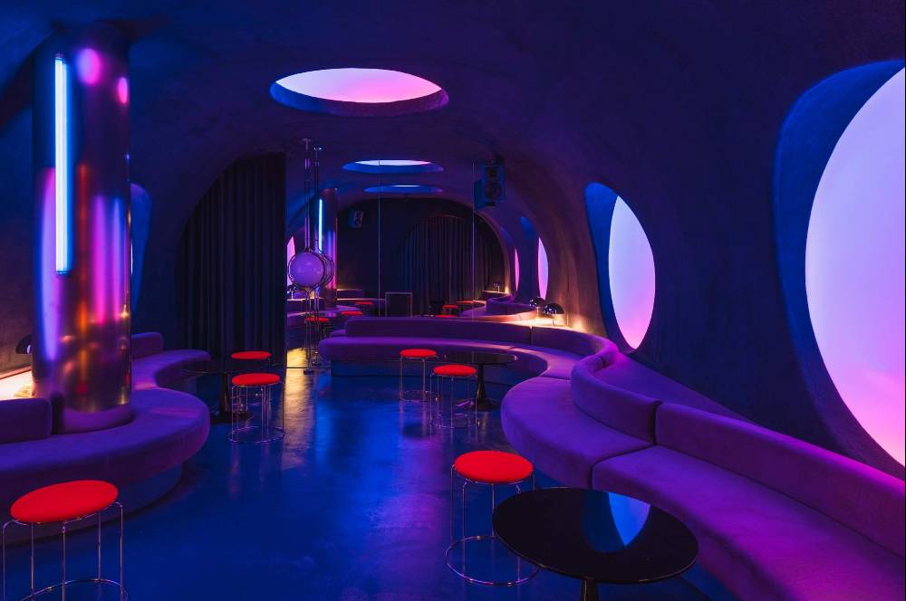 Bar di Barcelona Ini Tersembunyi di Balik Lemari Pendingin