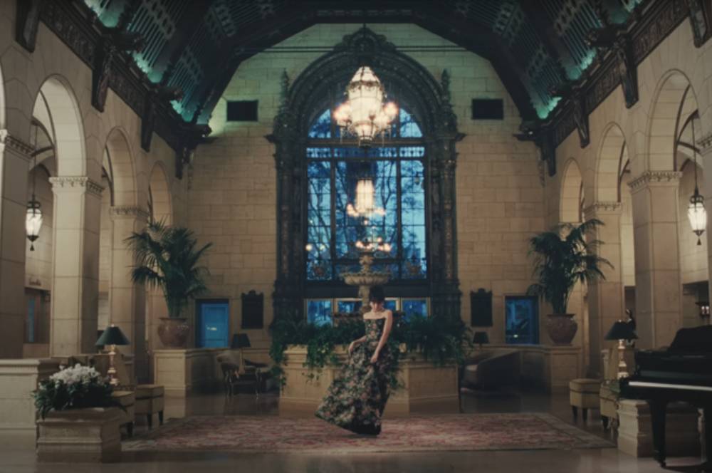 Jisoo Blackpink Syuting MV Flower di Hotel Usia 100 Tahun