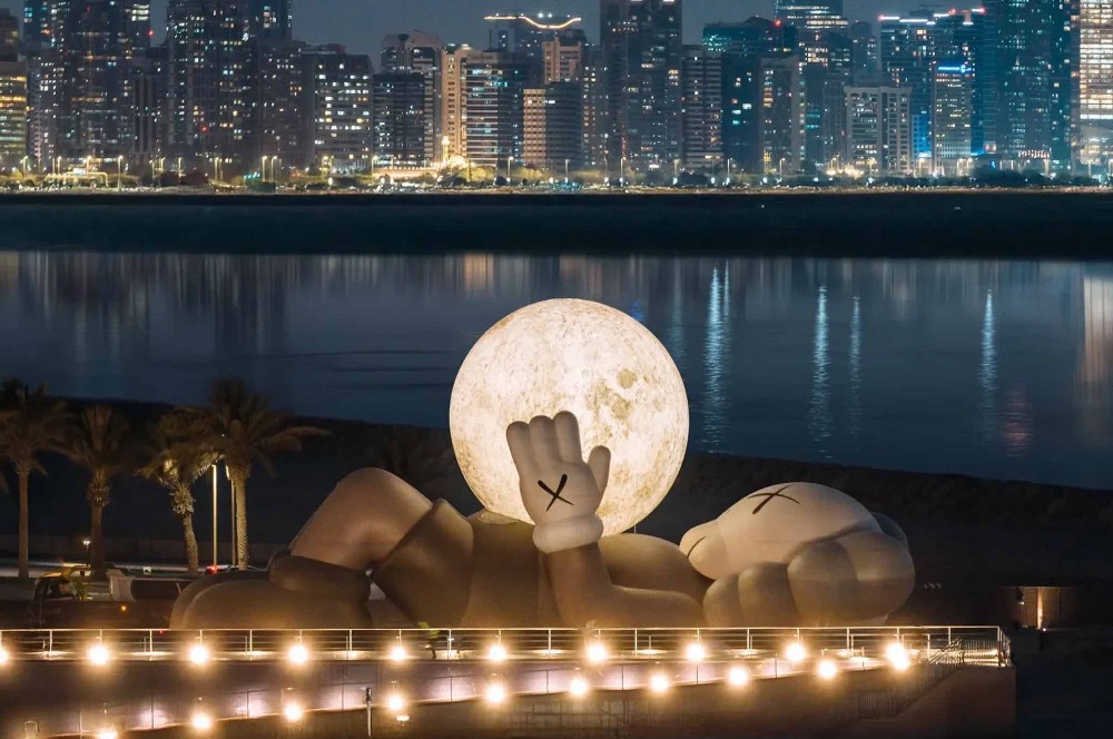 Seni Instalasi Kontemporer: KAWS di Waterfront Abu Dhabi