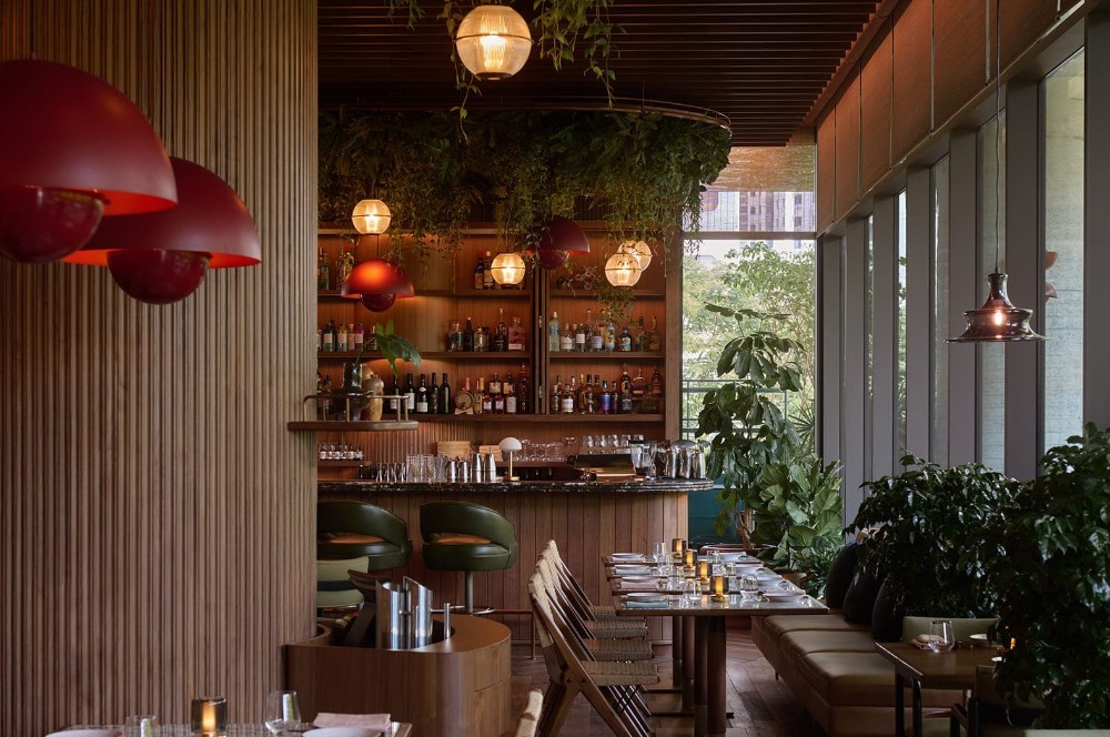 Keindahan Kayu Amerika di Kaya Restaurant