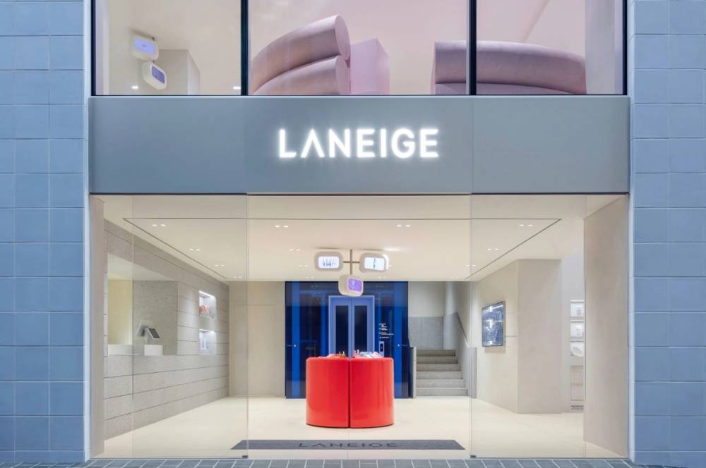 Toko Laneige Seoul Dihiasi Instalasi Merah Berukuran Besar