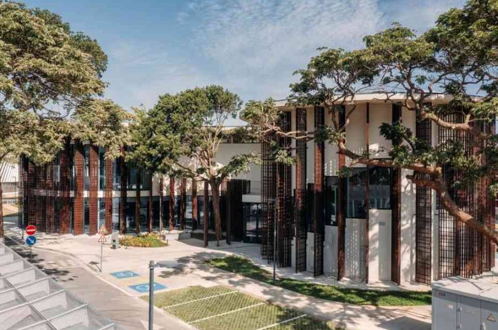 Bukan Sekadar Perpustakaan, Ini Oase Hijau di Angola