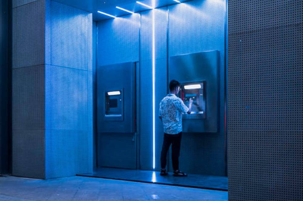Mesin ATM Ini Menyimpan Bar Eksklusif Di Baliknya