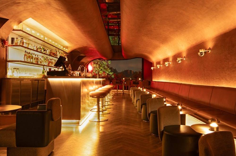 Ilusi Ruang Lewat Cermin dan Baja, Bar New Delhi