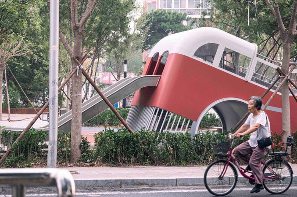 Bus Tua Diubah Jadi Taman Bermain Seru Bagi Anak 