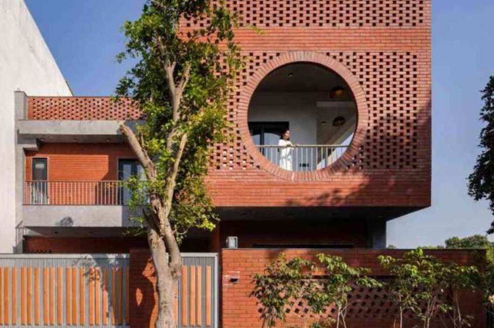 Rumah Bata Ekspos di India Ini Adaptif Terhadap Iklim Panas