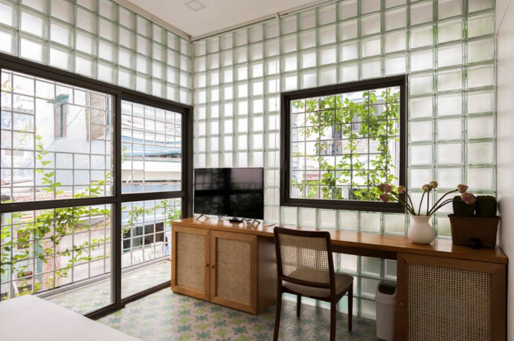 Perpaduan Roster dan Glass Block, Strategi Rumah Anti Pengap