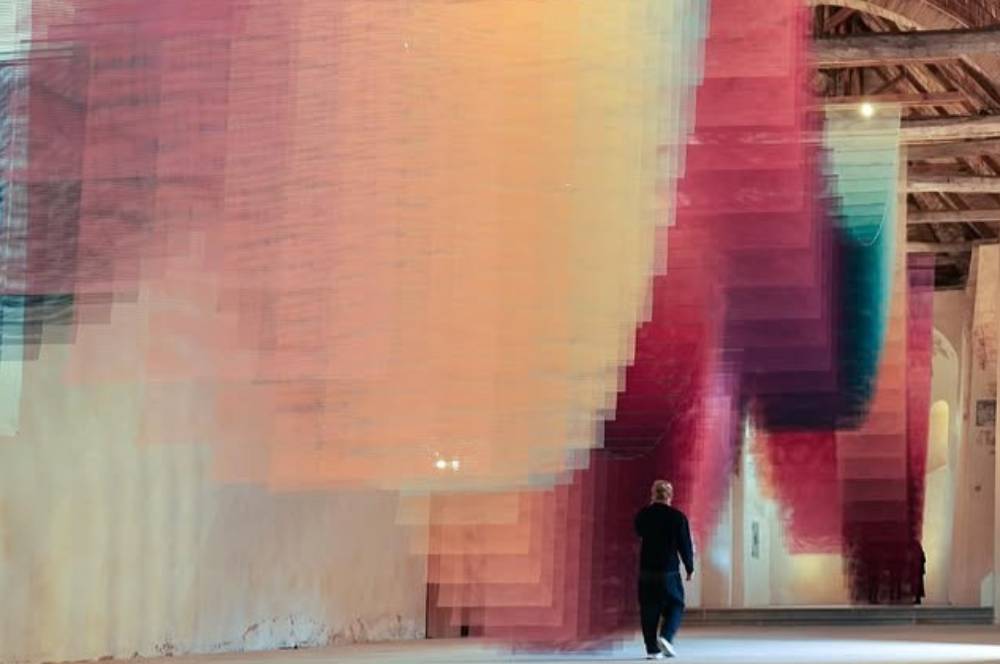 451 Lapisan Instalasi Warna “Echoverse” Hadir di Prancis