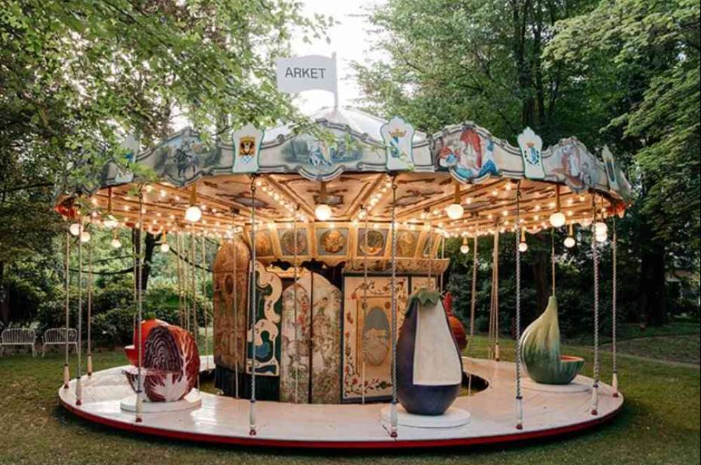 Seru & Unik! Instalasi Buah Raksasa Hadir di Milan